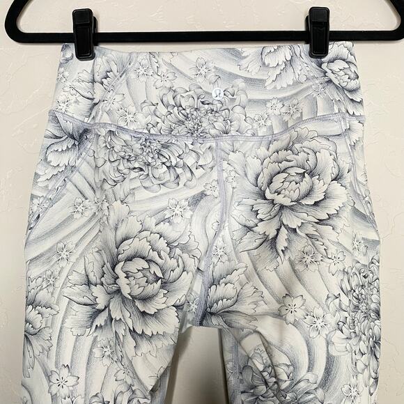 Lululemon Twine White Multi Love Knot Crop 15" Size 8 - Picture 7 of 10